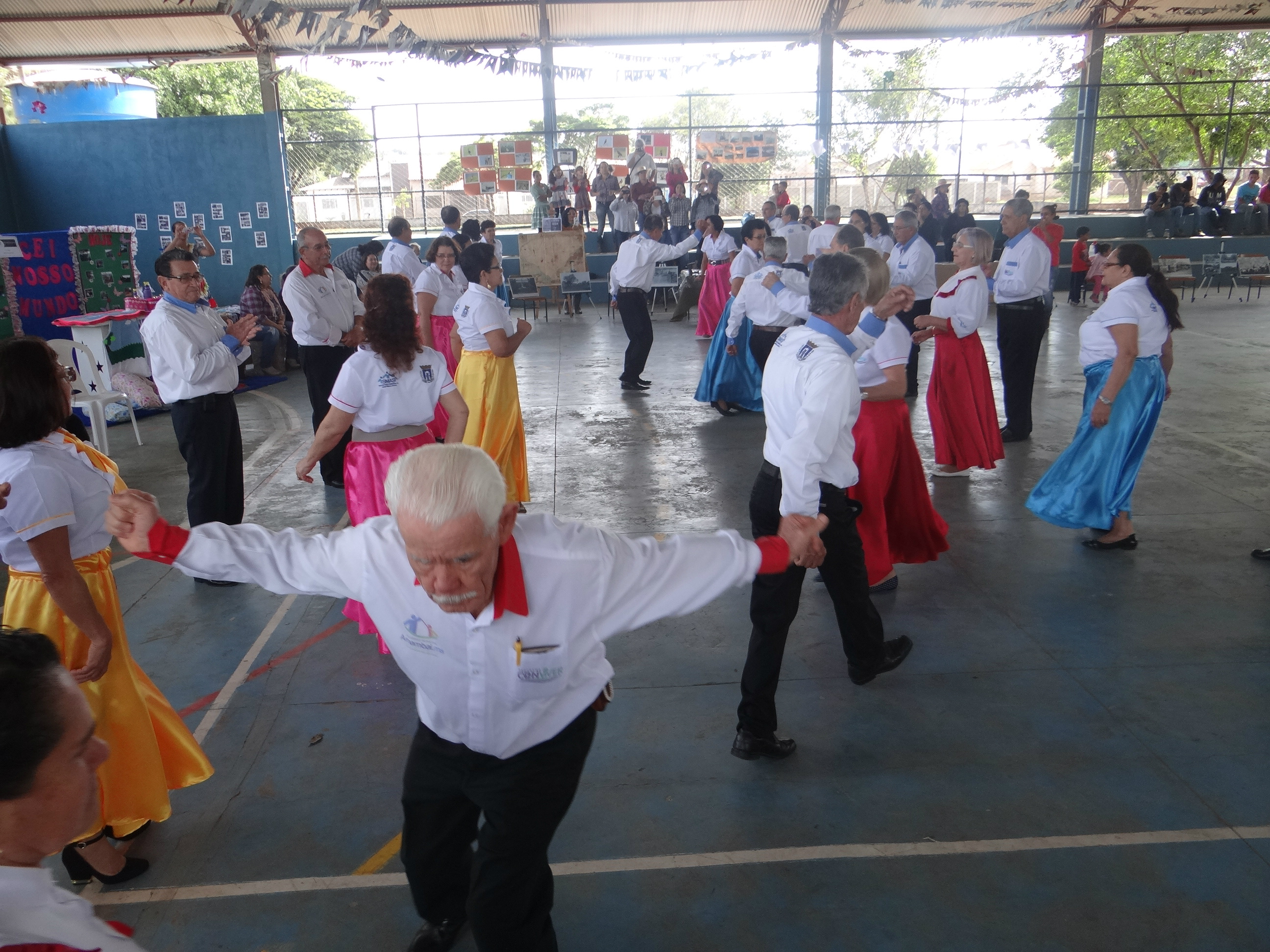 Grupo de Danças do programa Conviver de Amambai se apresentou no evento.