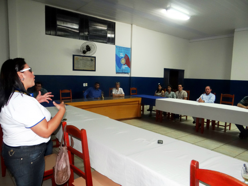 Campanha do agasalho do Rotaract de Amambai premia maiores colaboradores A rotariana Milena Maia, ex-rotaractiana, apresentou informações sobre o Rotaract no mundo e em Amambai.