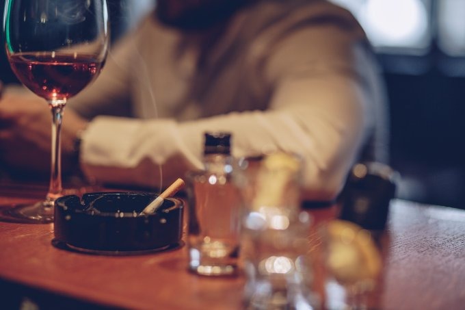 Estamos mais ansiosos, depressivos e consumindo mais álcool e cigarros Consumo de bebida alcoólica e cigarros aumentou com o isolamento social (South_agency/Getty Images/Getty Images)