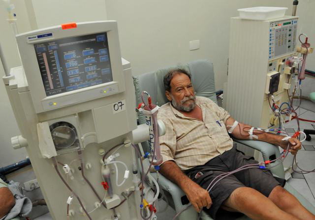 Falta de UTI exclusiva para renais crônicos restringe transplantes José Roberto Ost aguarda por transplante de rim ha sete anos e pretende migrar para fila em São Paulo.