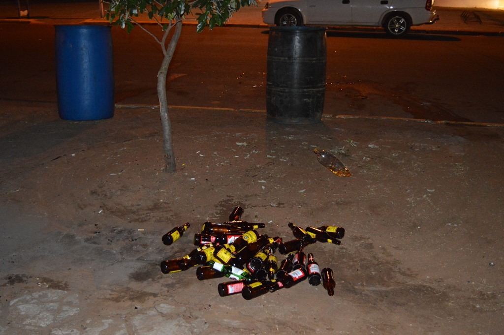 Garrafas jogadas em calçada da rua Mal. Floriano, região central da cidade / Foto: Moreira Produções