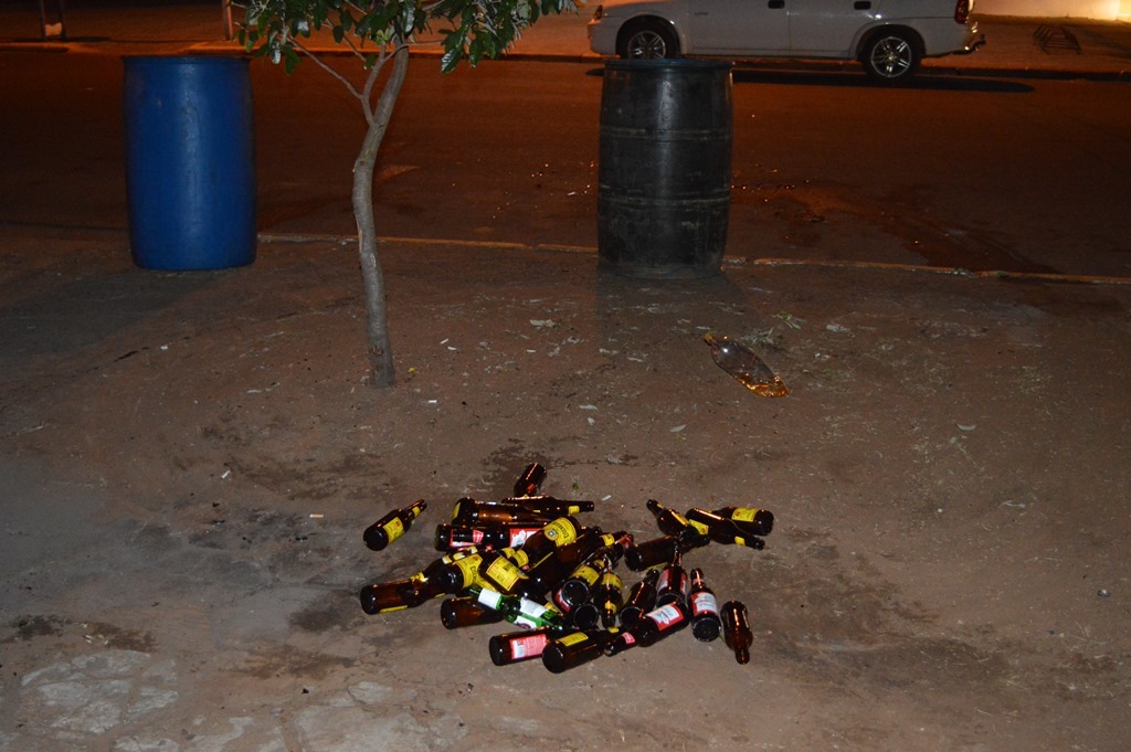 Descuido Garrafas jogadas em calçada da rua Mal. Floriano, região central da cidade / Foto: Moreira Produções