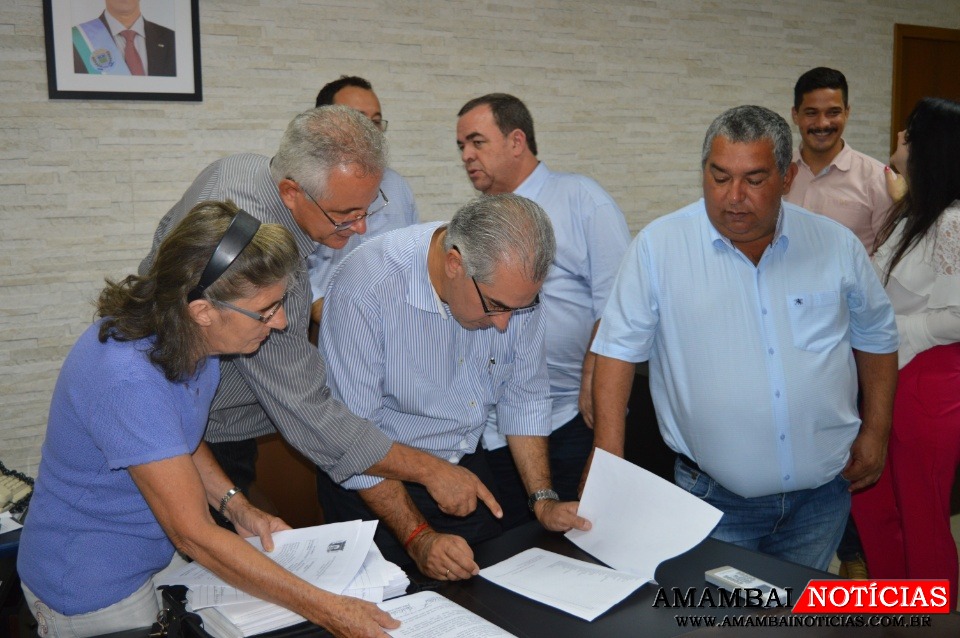 Abaixo assinado pela criação do curso de Psicologia foi entregue ao governador no dia 16 de abril, durante visita em AmambaiFoto: Moreira Produções