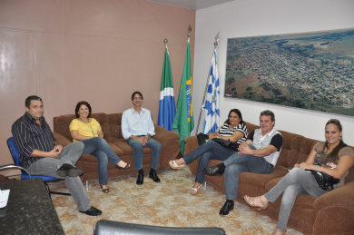 Amambai recebe equipe de monitoramento do Pro Jovem Trabalhador O prefeito Dirceu Lanzarini reunido com a equipe de monitoramento do Pro Jovem Trabalhador aonde foi garantido a instalação do 2° Programa para Amambai.