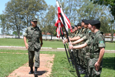 Comandante da 4ª divisão de exército visita o 17º RC Mec General Santos Cruz sendo recepcionado pela Guarda Guaicurus do 17º RC Mec.