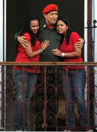 Hugo Chávez abraça as filhas na sacada do Palácio Miraflores, no seu retorno à Velezuela. 
