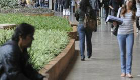 Jovens são apenas 6,8% dos candidatos que disputam corrida eleitoral Jovens são apenas 6,8% dos candidatos que disputam corrida eleitoral