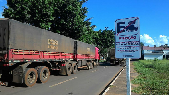 Prefeitura de Amambai proíbe veículos pesados estacionarem em avenidas da cidade 34 placas foram afixadas na avenida Pedro Manvailler para orientar aos motoristas / Foto: Decom
