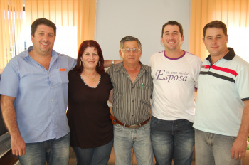 Festa de São Cristóvão: 30 anos de tradição em família e na comunidade católica Família Moreschi Soares: (E/D) Eugênio, Nelly, Bila, Bilinha e Juliano, 30 anos a frente da festa de São Cristóvão.