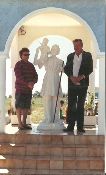 Festa de São Cristóvão: 30 anos de tradição em família e na comunidade católica José Barizon e esposa, doadores da estátua de São Cristóvão.