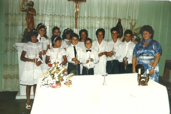 Festa de São Cristóvão: 30 anos de tradição em família e na comunidade católica Nelly com um dos grupos de catequisandos formados há anos.