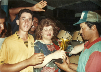 Festa de São Cristóvão: 30 anos de tradição em família e na comunidade católica Bilinha e sua mãe Nelly em entrega de premiação do torneio.