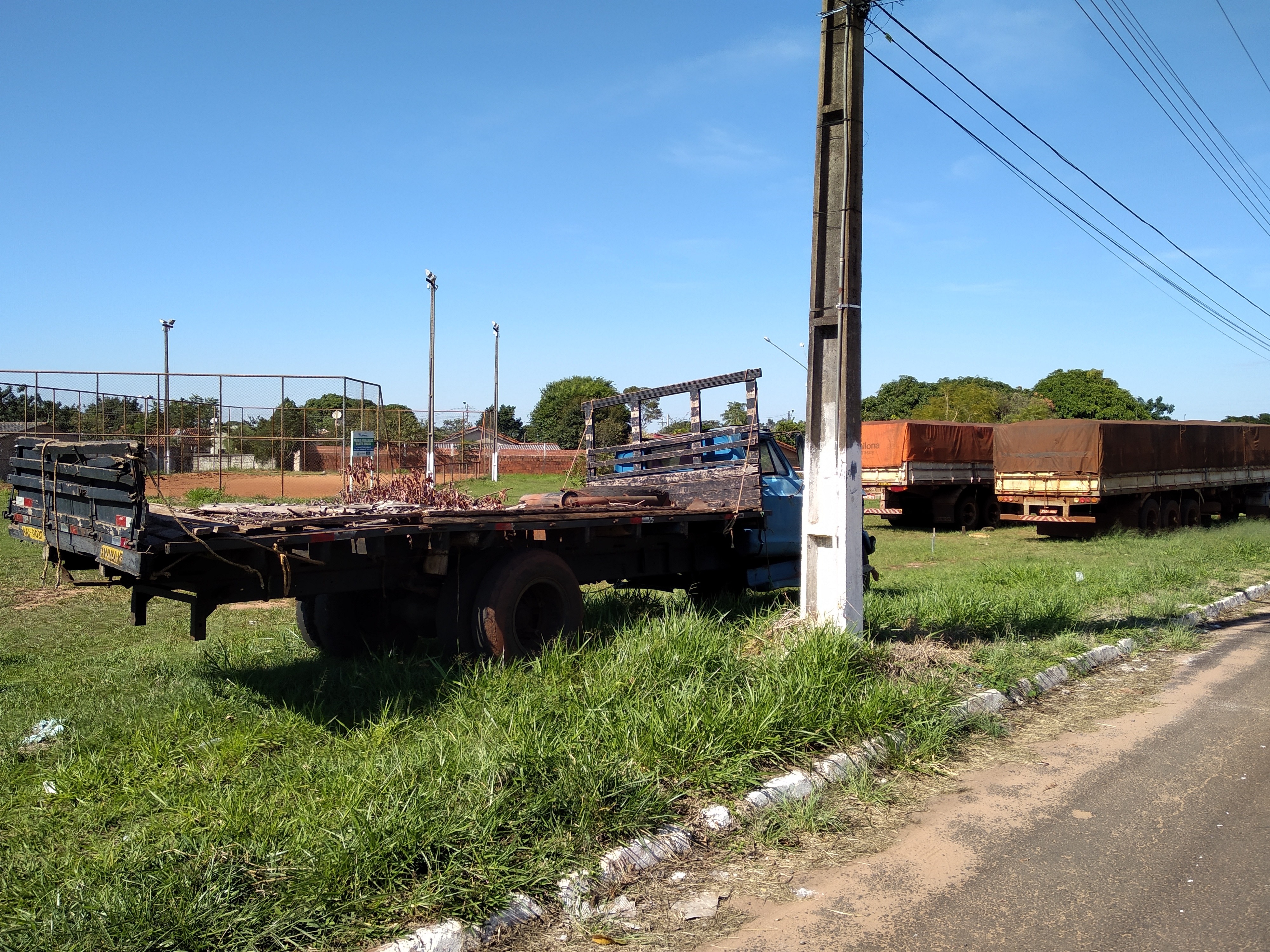 Invasão do espaço público Caminhões estacionados em praça pública, localizada no conjunto habitacional Guaicurus / Foto: Moreira Produções