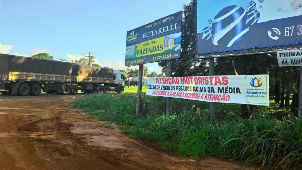 Prefeitura de Amambai proíbe veículos pesados estacionarem em avenidas da cidade Faixas solicitam que motoristas tenham cautela ao trafegar em perímetro urbano / Foto: Decom