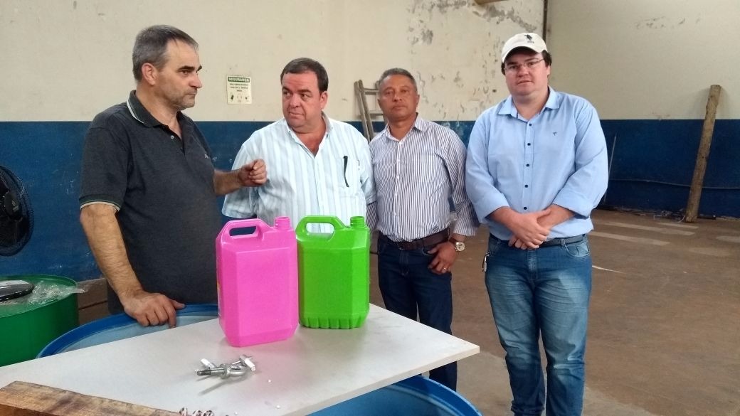 Vereadores conhecem o principal produto que será produzido em Amambai e vendido para todo o Brasil, os galões de um a cinco litros  /  Foto: Decom