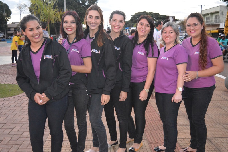 Amambaienses vão às ruas protestar em solidariedade aos caminhoneiros Jociane Moreschi ao lado das colaboradoras / Foto: Moreira Produções