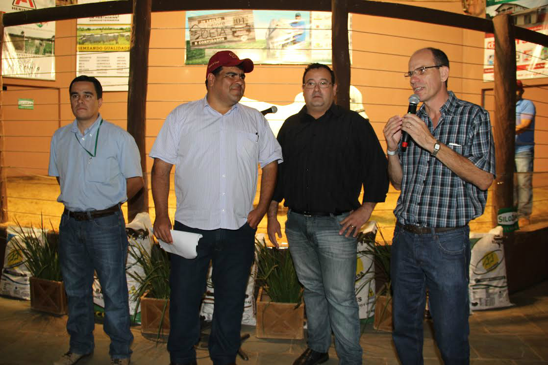 D/E - O prefeito e vice de Amambai, Sérgio e Dr. Bandeira, Cleber e o presidente do SRA, Diogo.