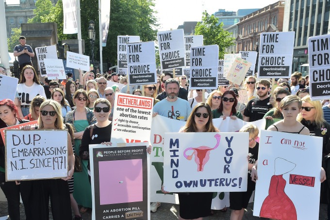 Manifestos a favor da legalização do aborto tomaram conta da Irlanda (Charles McQuillan/Stringer/Getty Images)