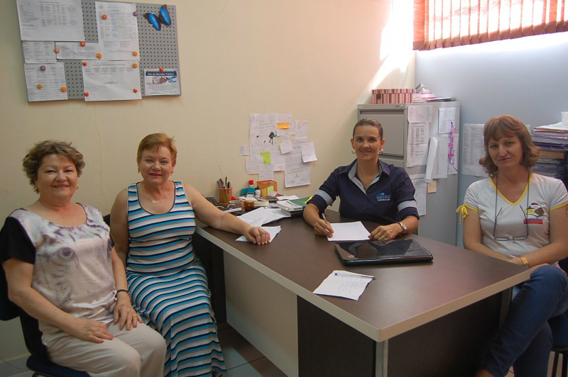 (E/D)Vilma de Oliveira, Nanci Pissini, Leonice Sesnick e Vera Lorensetti reuniram-se na secretaria de Educação de Amambai para planejar ações da campanha.