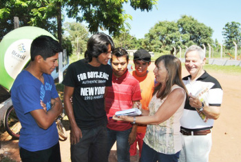 “Ser rotariano é ter princípios e compromisso com o mundo”. À direita, o casal argentino de Gualeguaychú com jovens da aldeia Amambai. (Foto: Moreira Produções)