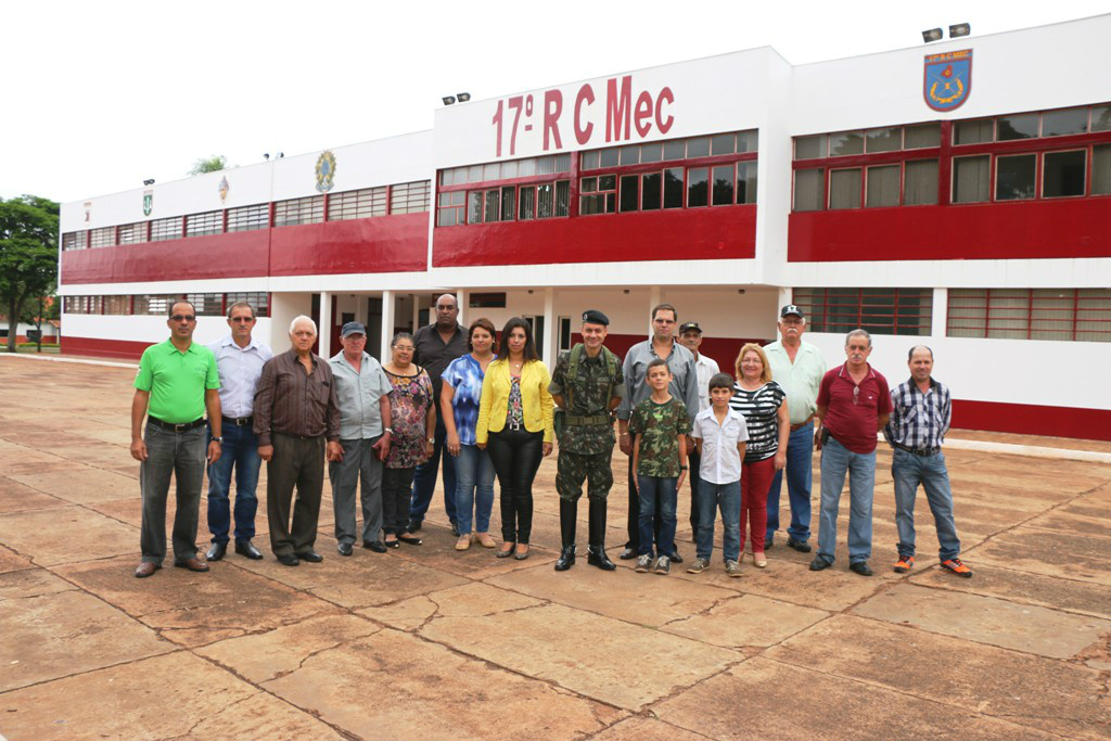 Presença de representantes das escolas de Ensino Público do Município de Amambai e de Militares da Reserva.