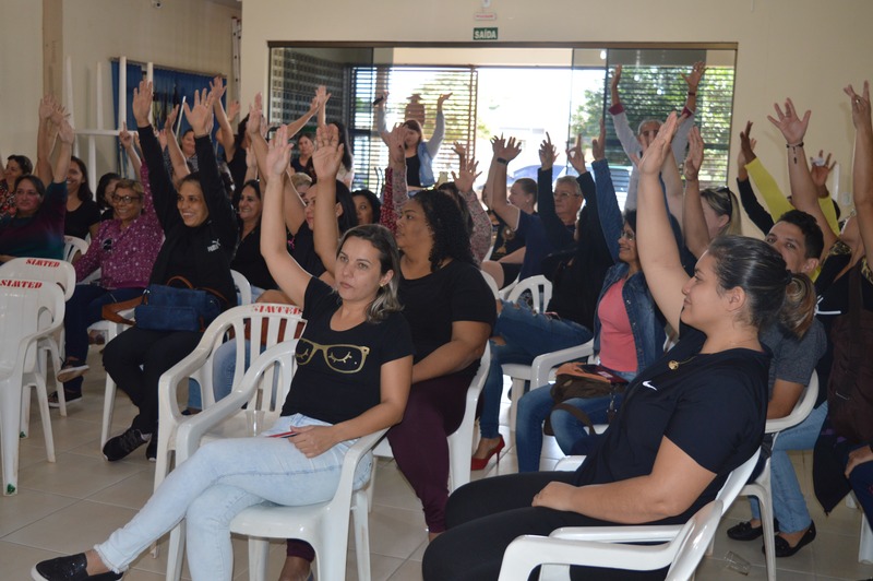 Os trabalhadores administrativos da Educação são os servidores responsáveis pela limpeza, almoxarifado e também por fazer a merenda dos alunos, além de outras atribuições. 