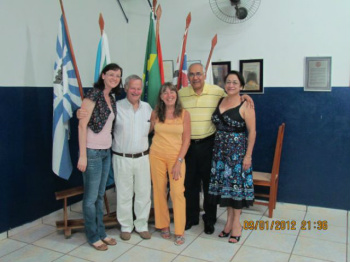 “Ser rotariano é ter princípios e compromisso com o mundo”. (E/D) Marta, Leonardo, Sarita, Antonio e Gloria. (Foto: Wilsonir Vasconcelos)