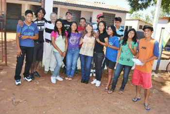 “Ser rotariano é ter princípios e compromisso com o mundo”. O casal com jovens do grupo Jiga (Jovens Indígenas Guarani Kaiowá em Ação). (Foto: Moreira Produções)