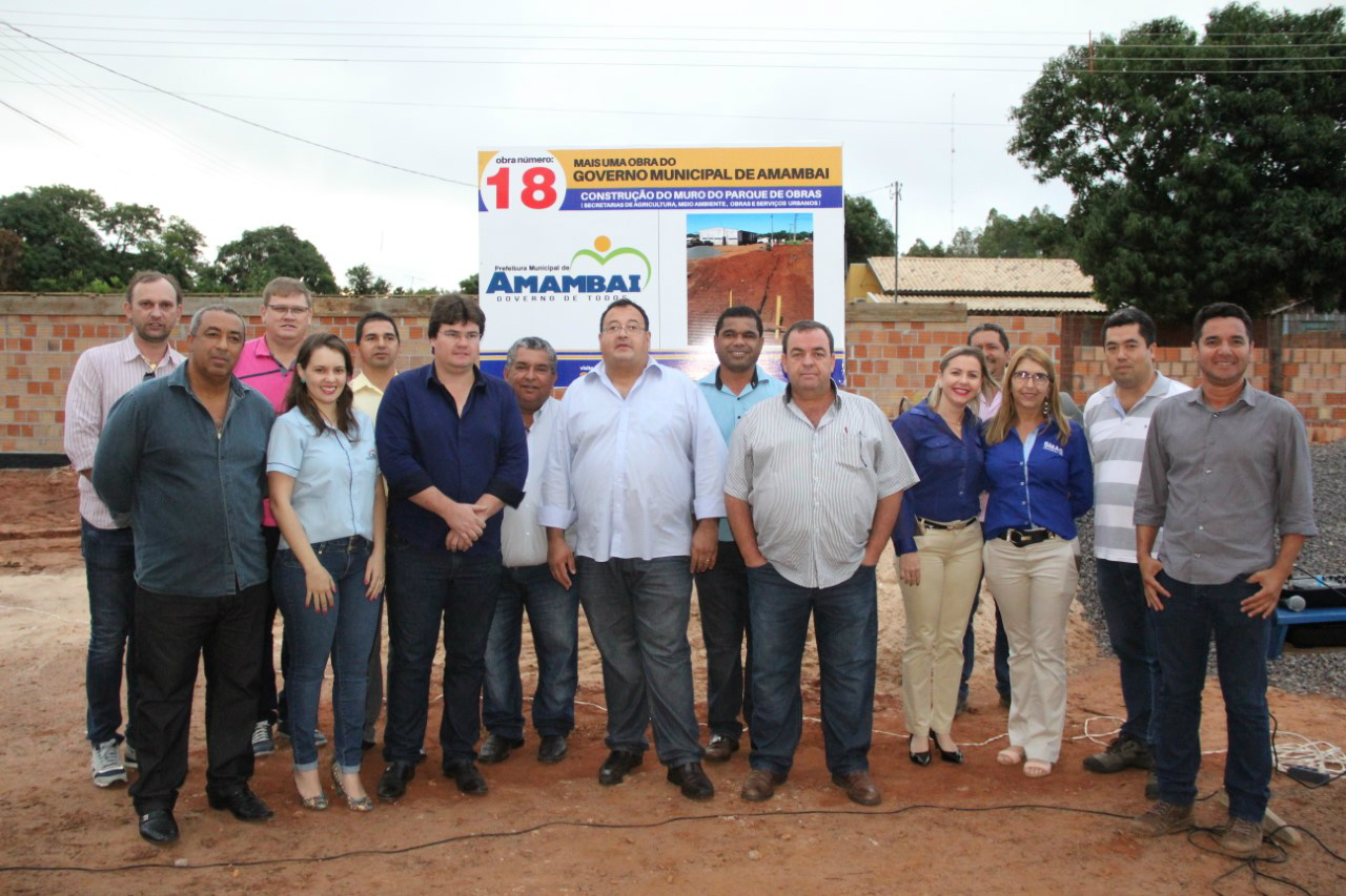 Construção de muro no Parque de Obras é 18ª obra da Prefeitura de Amambai Prefeito Dr. Bandeira, vice-prefeito Valter Brito, secretários municipais e vereadores durante o lançamento da 18ª obras lançada neste ano. / Foto: Robson Fritzen