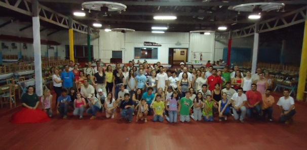 Alunos do curso de dança de salão do Centro de Tradições Gauchas de Amambai.