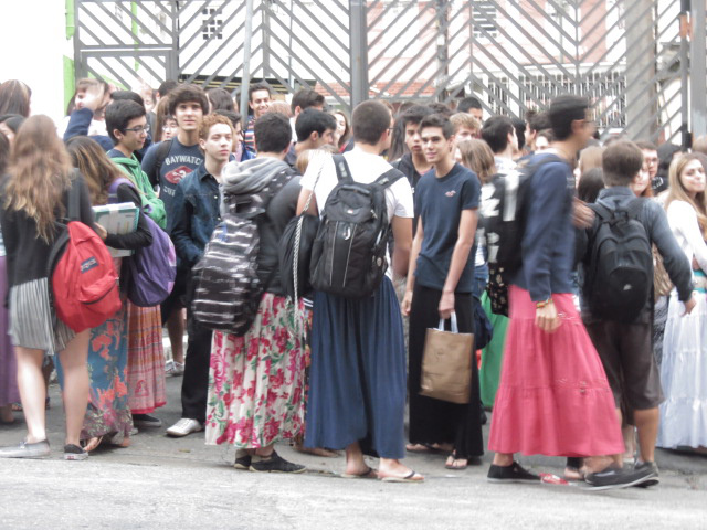 Estudantes de colégio particular em SP usam saia para protestar Estudantes de colégio particular em SP usam saia para protestar