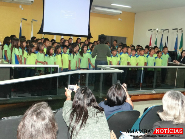 O Coral Mitã Rory é formado por alunos da escola munipal, localizada na Missão Evangélica CaiuáFoto: Moreira Produções