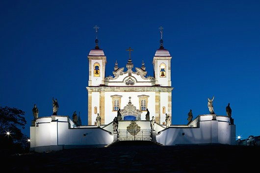 As capelas circundam o Santuário de Bom Jesus de Matosinhos, uma das obras-primas do barroco mundial