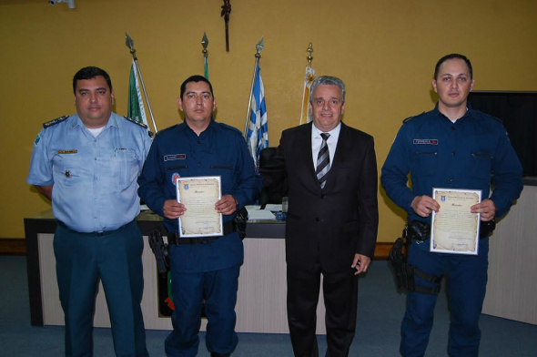 Câmara de Amambai entrega homenagem a militares O vereador Roberto Protético entregou a homenagem aos militares que foram acompanhados pelo Major Carlos MagnoFoto: Assessoria