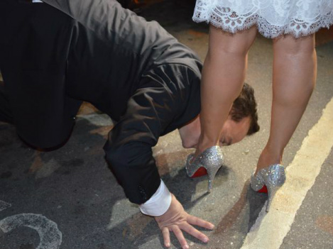 Após casamento, Cachoeira beija os pés de Andressa Foto: Mirelle Irene / Especial para TerraDiante de fotógrafos, Cachoeira repetiu o gesto feito na cerimônia fechada e beijou os pés da noiva