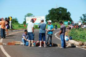 Manifestantes sem-terra interditam trecho da BR-163