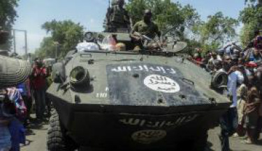 Soldados nigerianos exibem tanque capturado do grupo Boko Haram ao entrar na cidade de Maiduguri Agência Lusa/EPA/Tony Nwosu