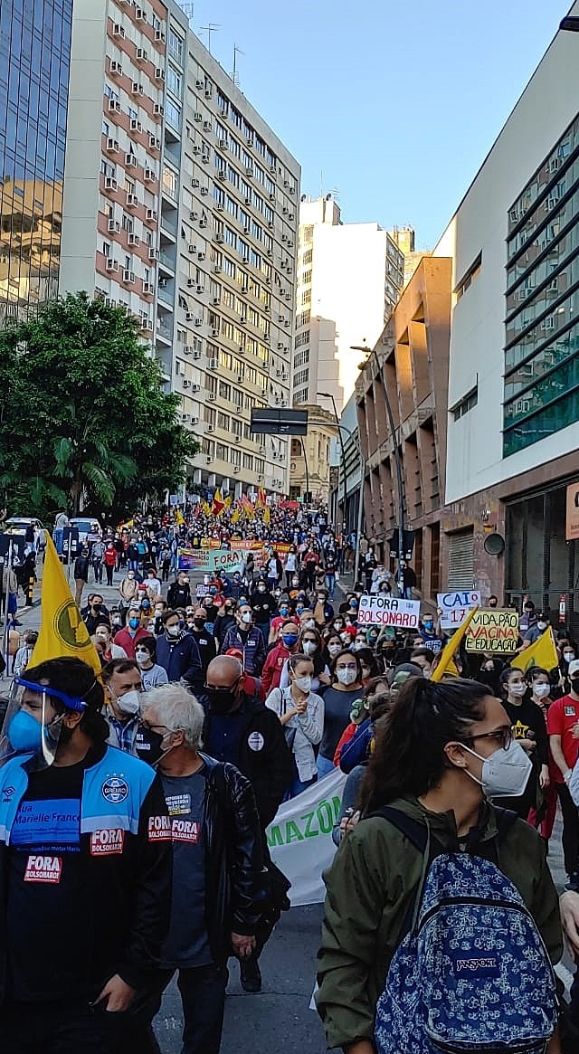 Veja como foram os atos pelo "Fora Bolsonaro" e por vacina no Brasil Caminhada nas ruas da capital gaúcha / Luciana Fagundes
