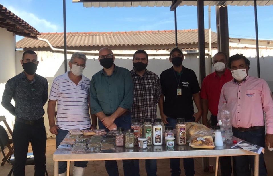 Vice-prefeito de Amambai visita empresários e busca novos investimentos Rodrigo e os secretários Roberto Racchtiune e Sérgio Felizardo, durante visita na fábrica de linguiças e condimentos Real Sabor, no distrito de Indápolis/município de Dourados / Foto: Decom/Divulgação.