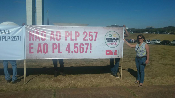 Simted de Amambai participa de mobilização em Brasília O trabalhadores na Educação em Amambai foram representados pelo presidente do Simted, professora Olga Tobias MarianoFoto: Divulgação