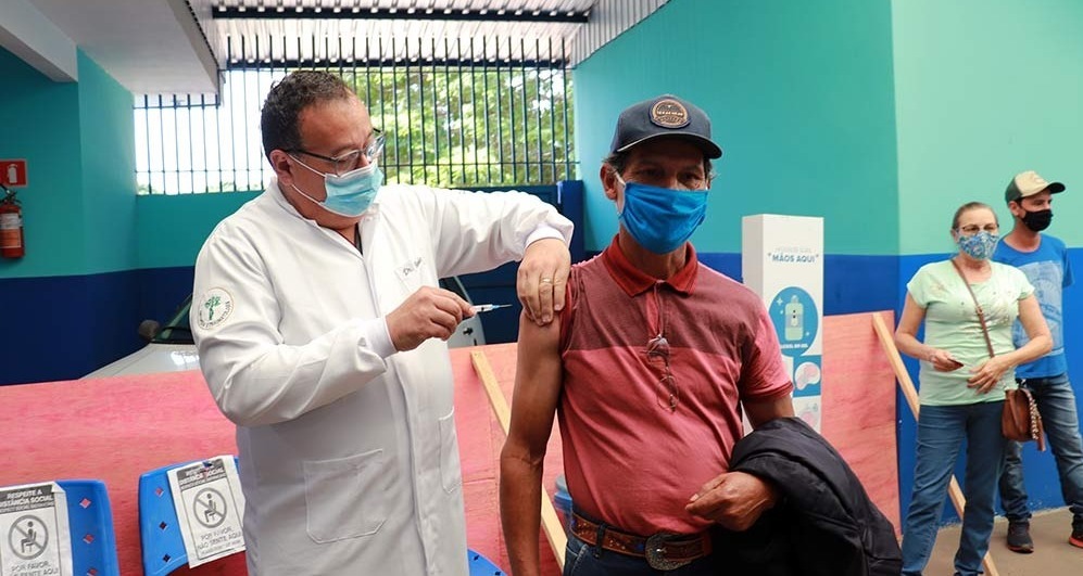 Sucesso na imunização: no Dia D, 1220 pessoas foram vacinadas de manhã Prefeito Dr. Bandeira este acompanhando e aplicando vacina / Foto: Decom