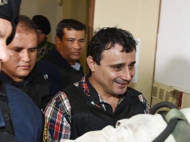 Acosta (à direita) foi extraditado de Campo Grande para Assunção em 2016. (Foto: ABC Color)
