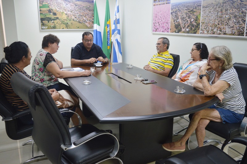 Diretoria do Simted durante reunião com a secretária de Educação, Zita Centenáro e o prefeito Dr. Bandeira / Foto: Moreira Produções