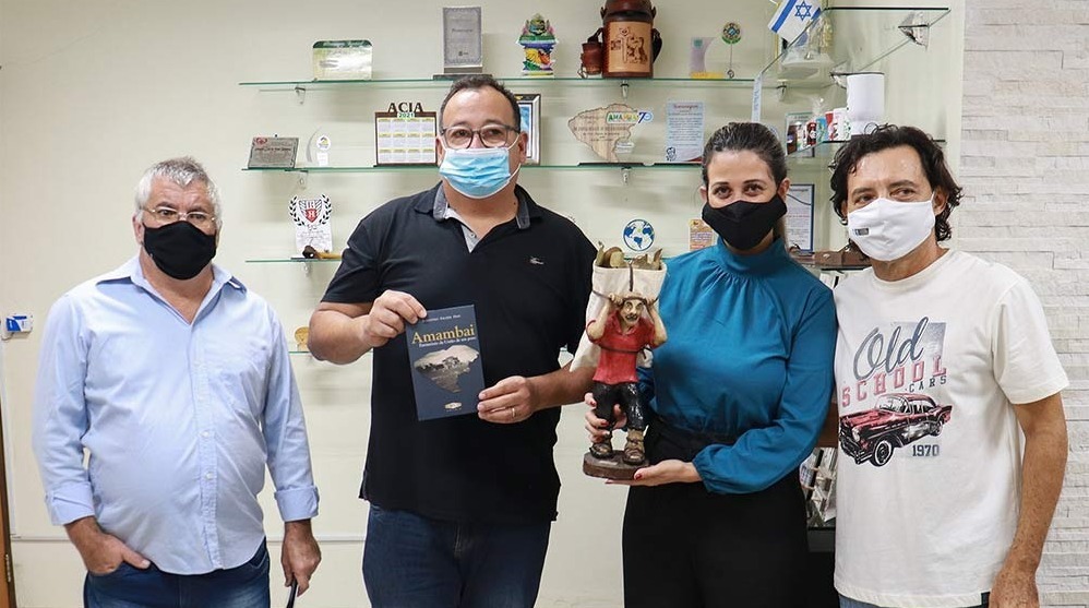 Artistas de Amambai são contemplados com Lei de apoio a Cultura E/D- Escritor Albertino Fachin, prefeito Dr. Bandeira, vereadora Ligia Borges e o escultor Joel Vieira, durante das obras ao poder executivo / Foto: Decom