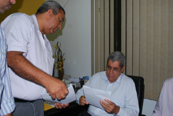 Vereadores de Amambai fazem reivindicações ao governador de MS Vereador Carlinhos fazendo entrega de ofício ao governador André Puccinelli / Foto: Assessoria
