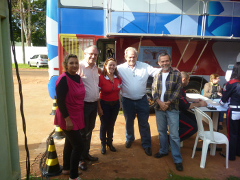 Presidente do Simted de Amambai destaca visita do ônibus da Cassems no município Diretores do Simted e da Cassems durante atendimento realizado no município