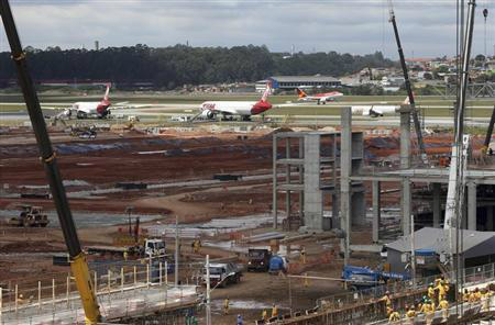Ao menos três consórcios já entregaram ofertas para leilão de aeroportos Funcionários trabalham na expansão do aeroporto internacional de Guarulhos, próximo a São Paulo.