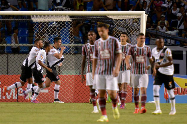 Em clássico tenso, Vasco derrota Flu e volta ao G-4 Em clássico tenso, Vasco derrota Flu e volta ao G-4