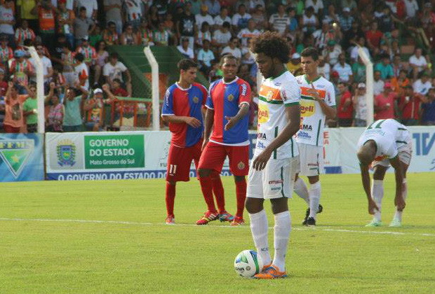 Em tarde de Thalles, Jacaré vence Sete no Virotão De pênalti, Thalles marca o segundo do Naviraiense (Foto: Carlos Talão/Orisvaldo Sales)