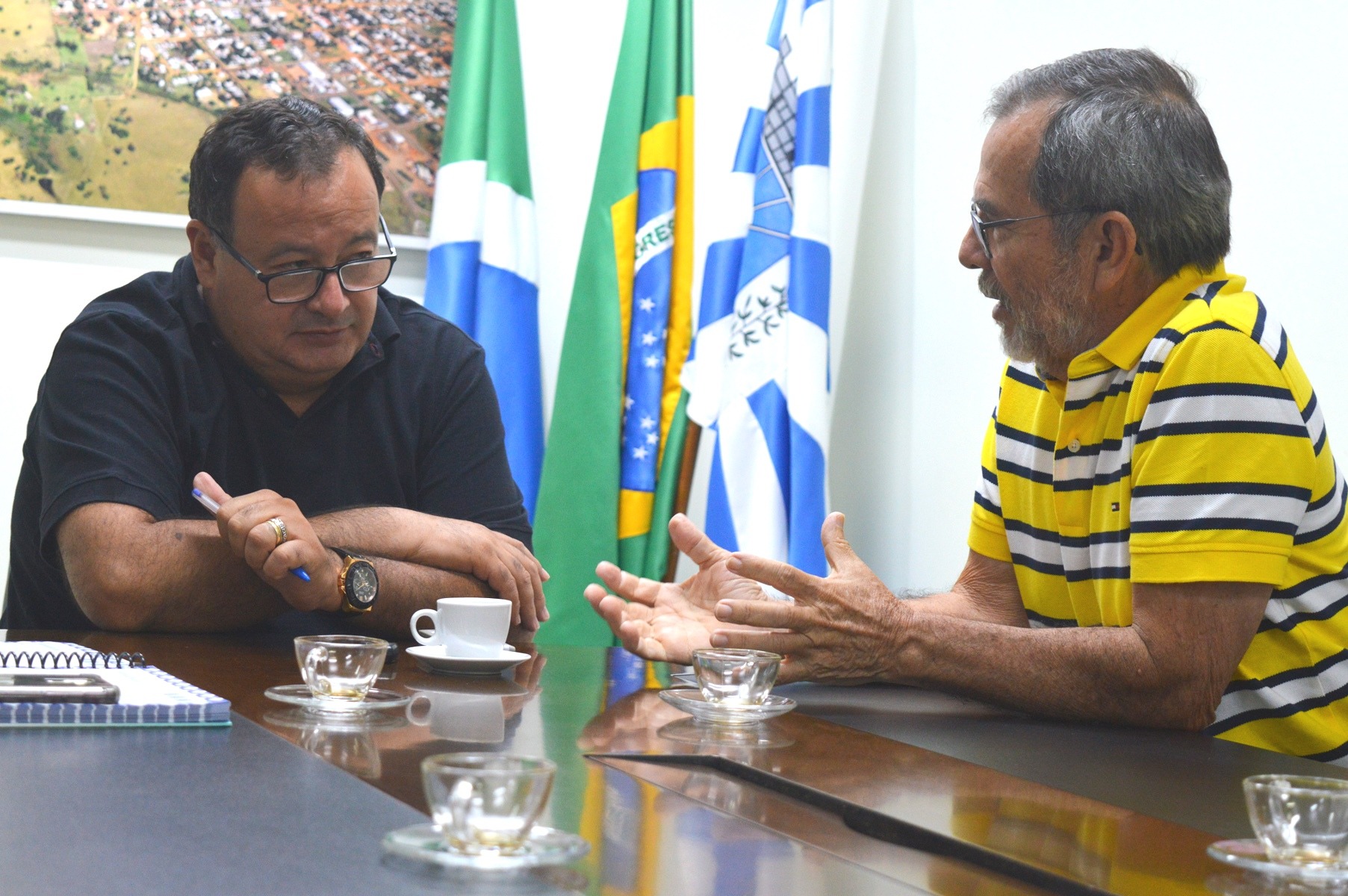 Presidente do Simted, Humberto Vilhalva durante reunião com o prefeito de Amambai, Dr. Bandeira, na manhã desta segunda-feira (16). 